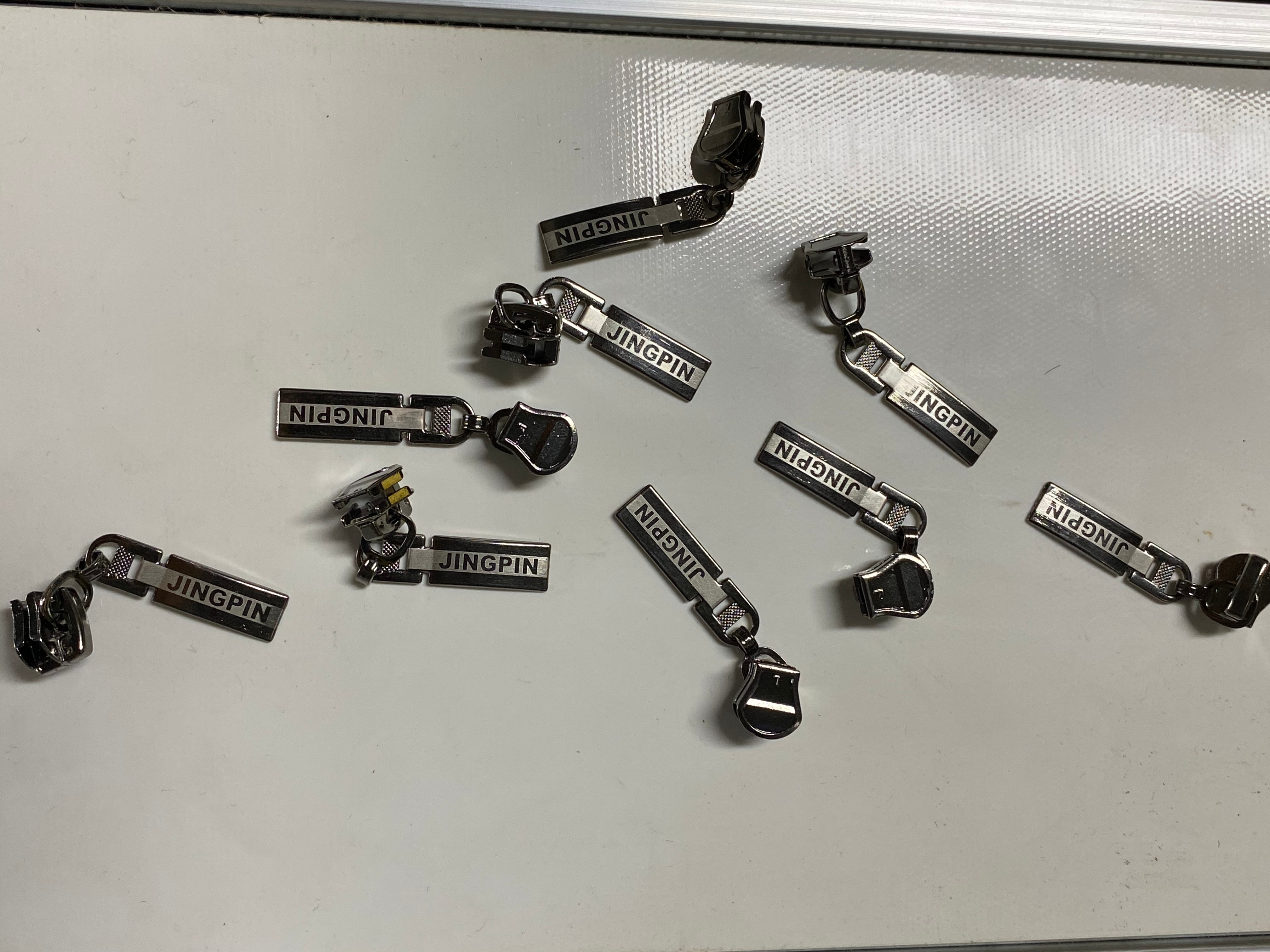 拉鏈流水線打標(biāo).jpg 拉鏈流水線打標(biāo).jpg